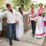 Гости на тематической свадьбе в древнерусских костюмах